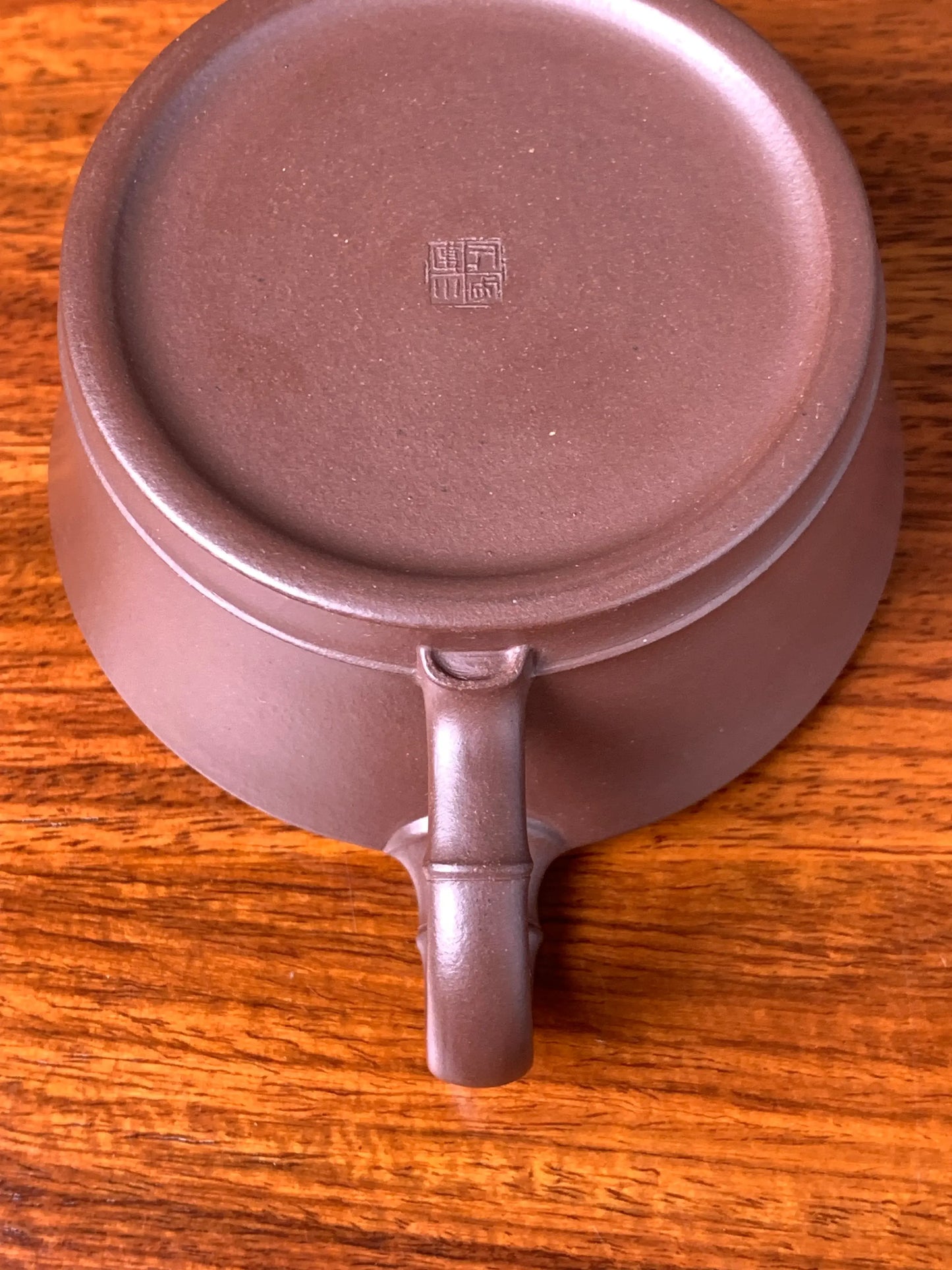 With the teapot turned upside down, the fine details of the handle are revealed from above