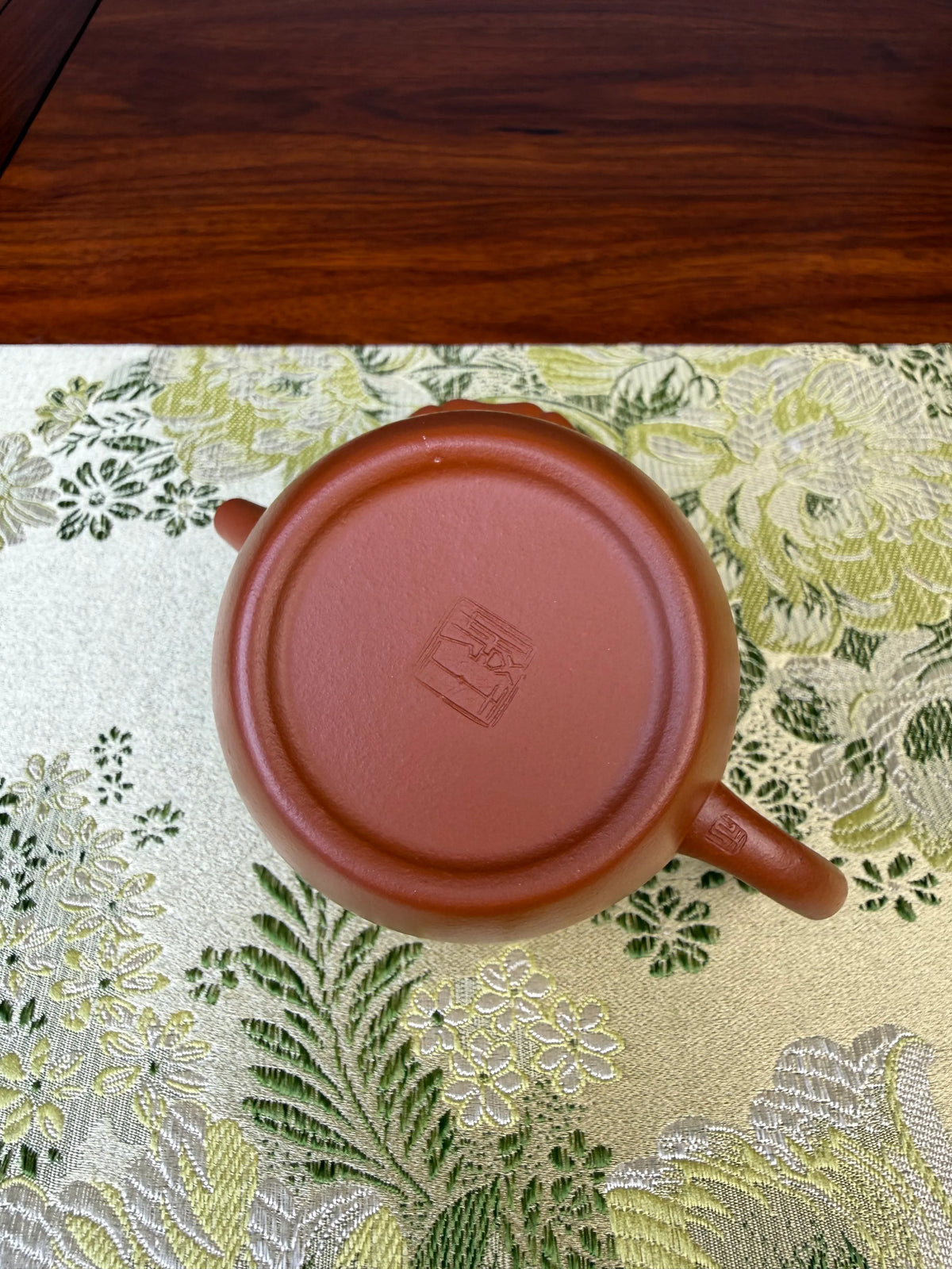 the teapot mark of potter wang yue on the bottom