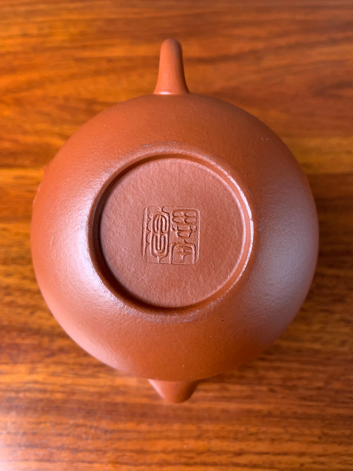 the teapot mark of siyutao studio on the teapot bottom