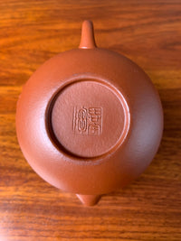 the teapot mark of siyutao studio on the teapot bottom