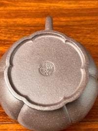 Artwork Yixing teapot Lotus Platform 180ml fully handmade