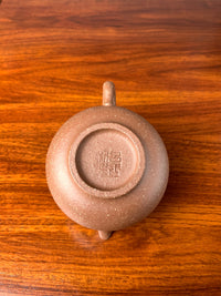 Looking down at the bottom of the zisha teapot