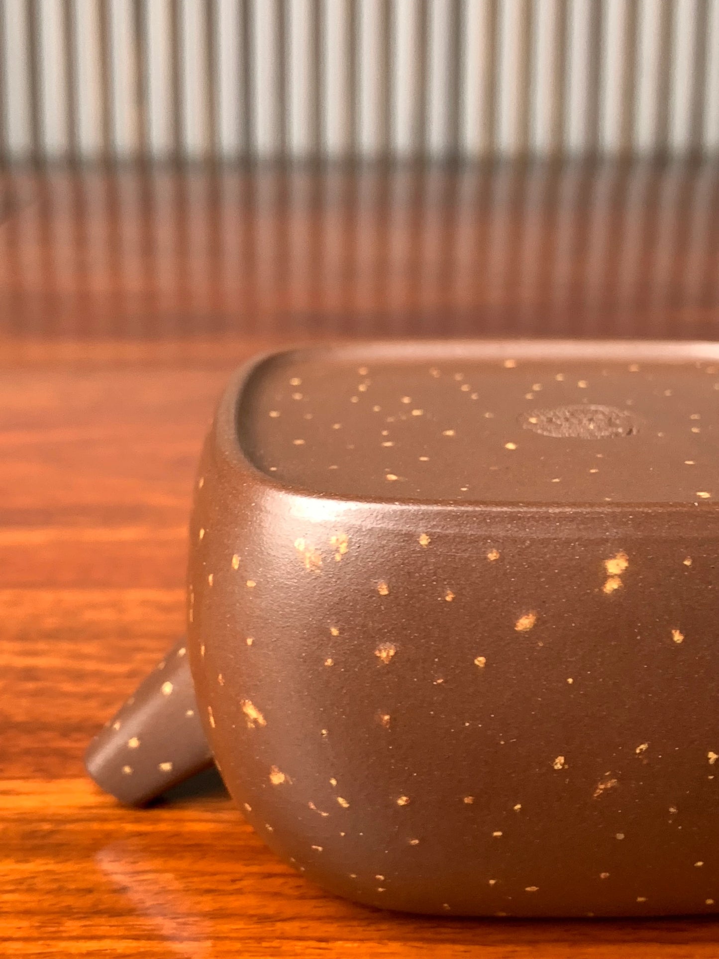 Visible seam traces from the hand‑made bottom slab on the Zisha teapot