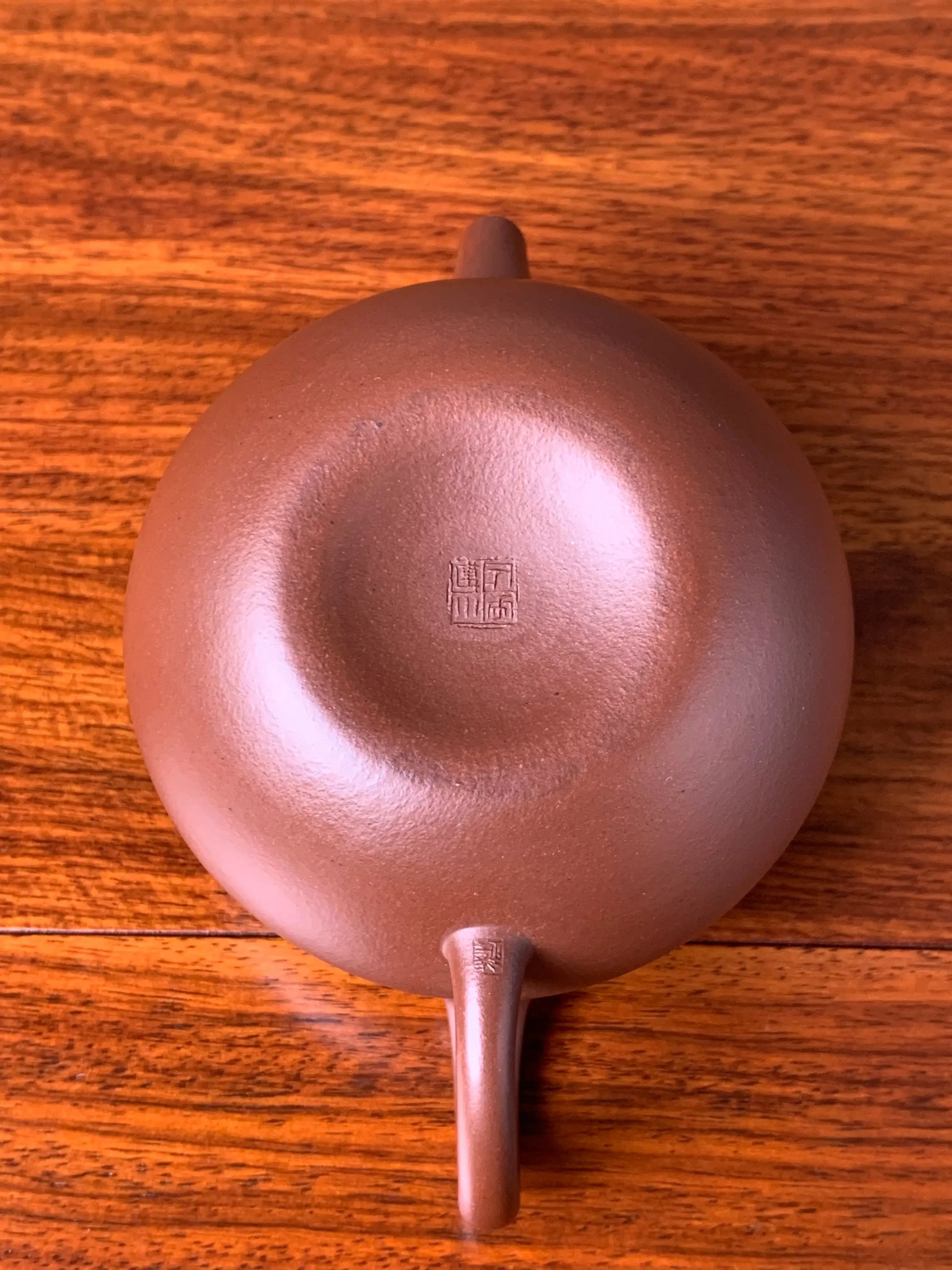 A close look at the bottom of the yixing teapot