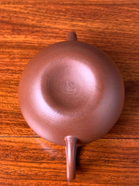 A close look at the bottom of the yixing teapot