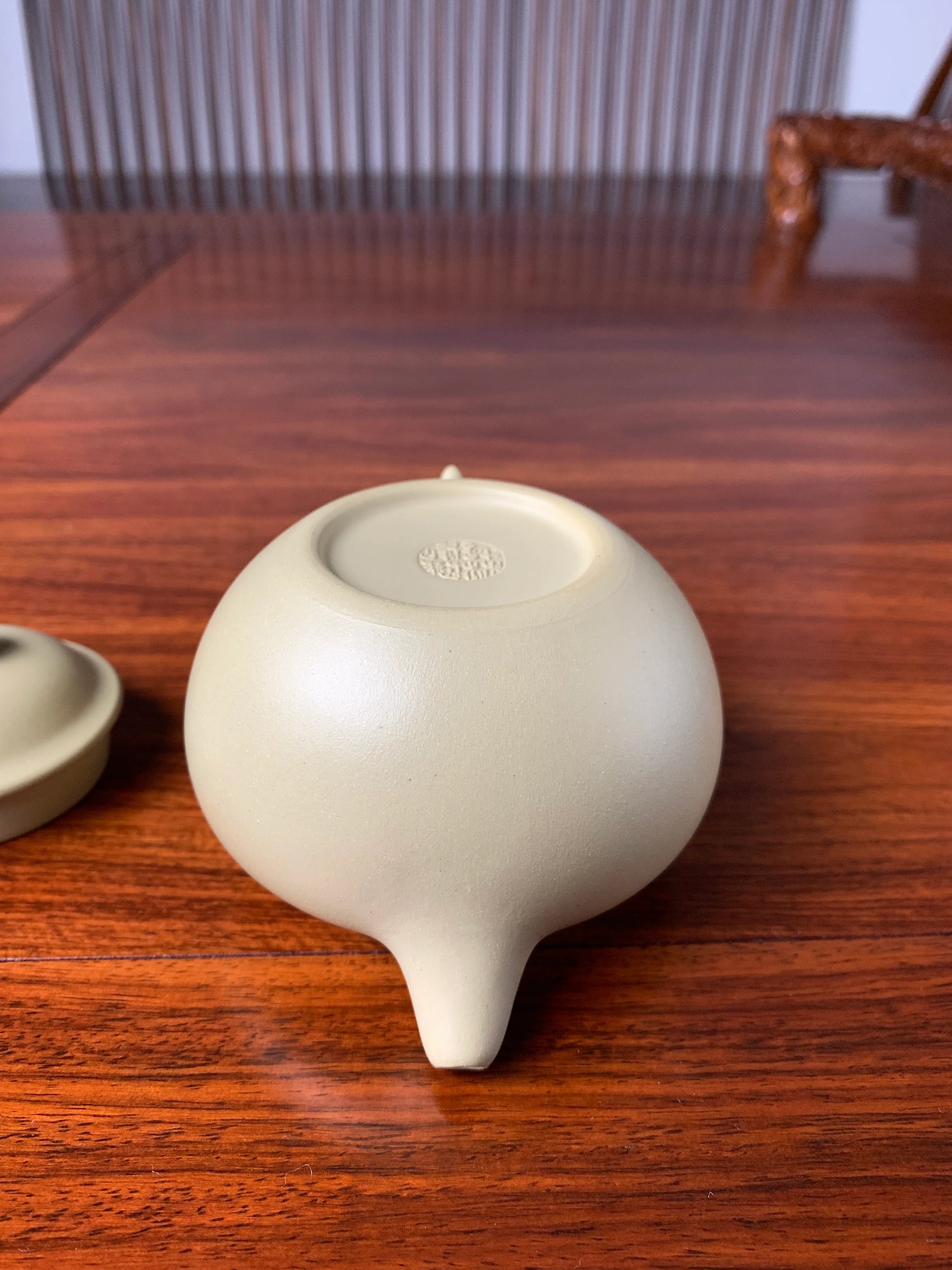 The marks of the bottom slab from the fully handcrafted teapot are clearly visible.