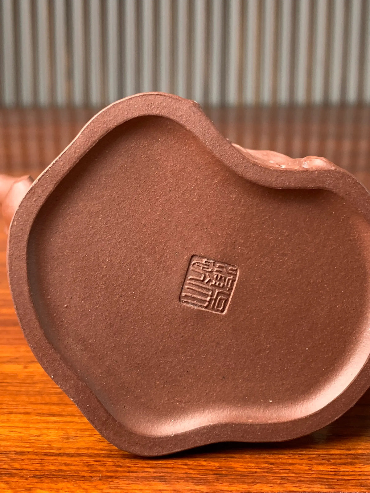 The bottom of the teapot bears the seal of the artist Wu Hong Kang