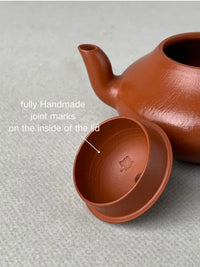 Marks left by the fully handmade lid process on the inner side of the lid