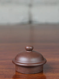 the lid of the rong tian teapot