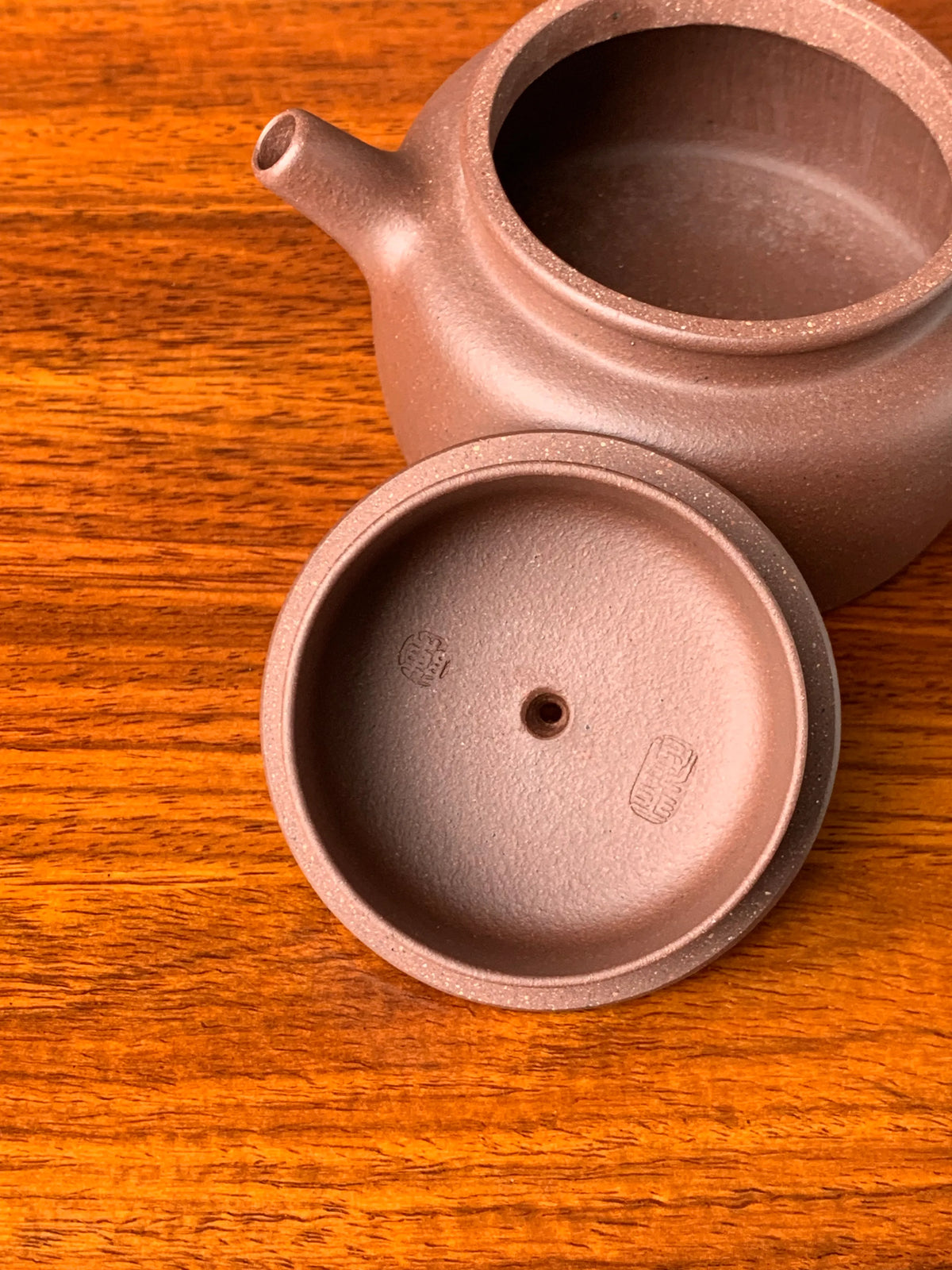 the lid of the yixing zisha clay teapot de zhong