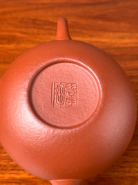 the teapot mark of siyutao on the teapot bottom