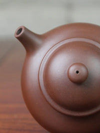 the spout of zisha teapot rong tian