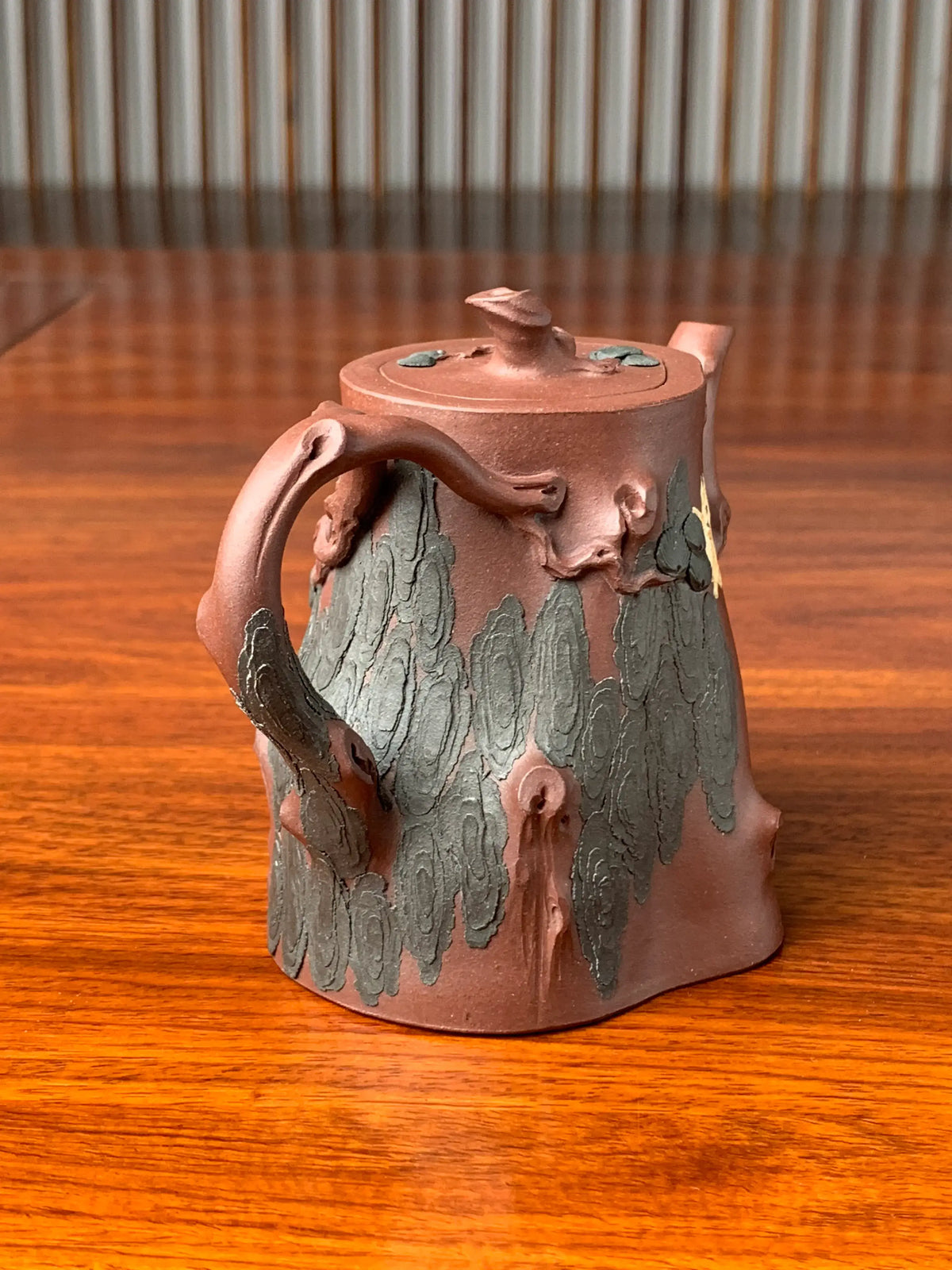 Viewing this Yixing teapot from the rear side
