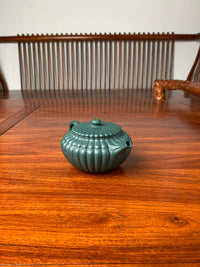 Right view of the teapot zisha yun bian