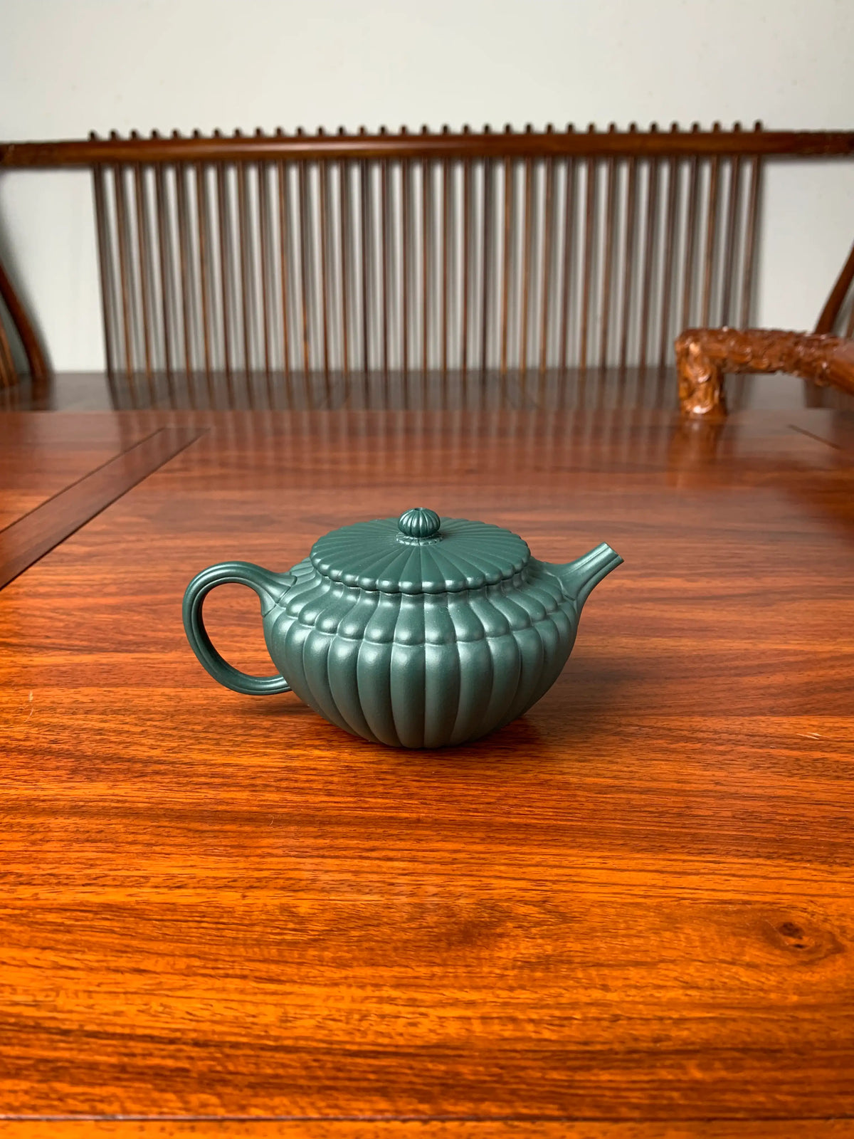 back view of the teapot zisha yun bian