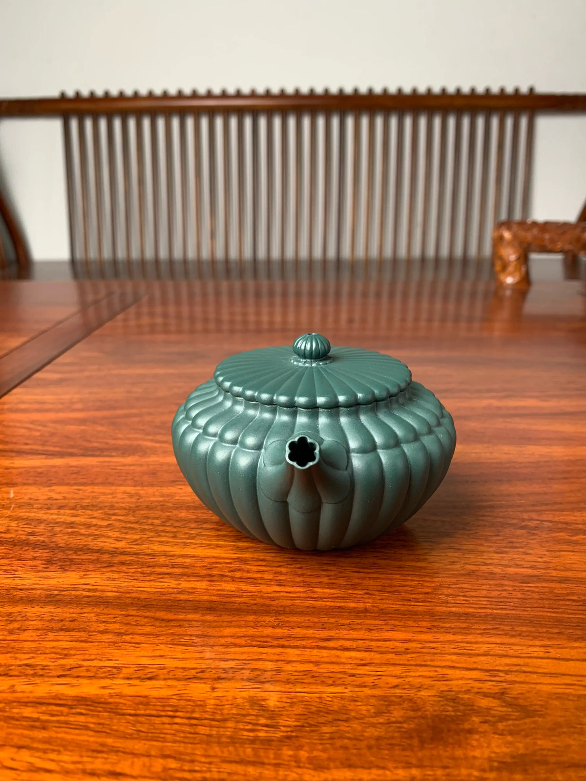 the front view of teapot zisha yun bian