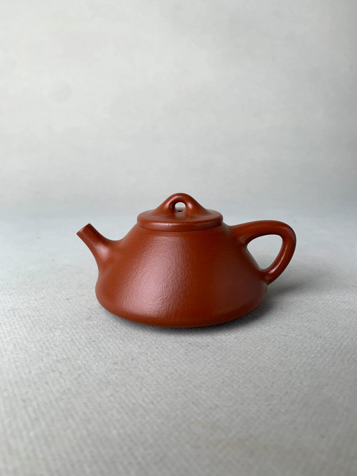 yixing teapot zisha shi piao on the table