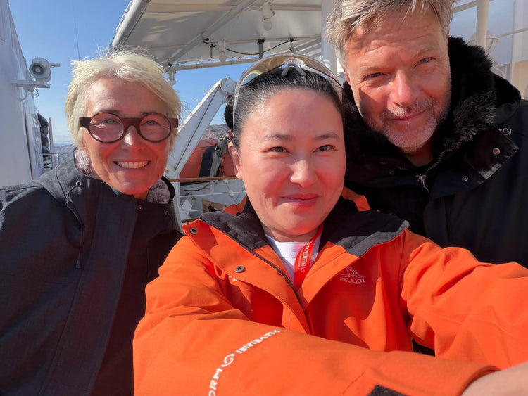 siyutao manager wei ren took a photo with the German Chancellor