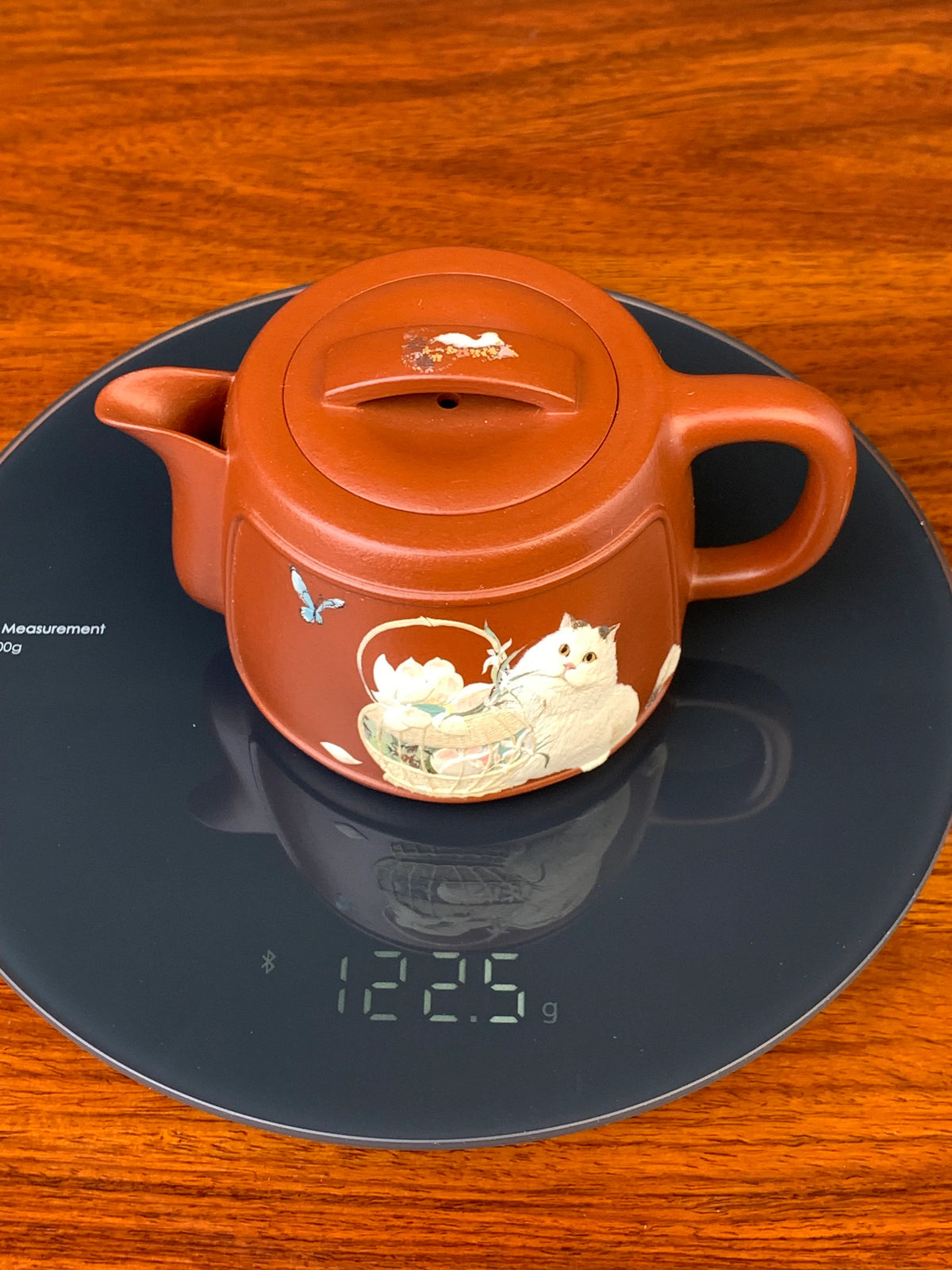 the weight of the teapot is 122.5g