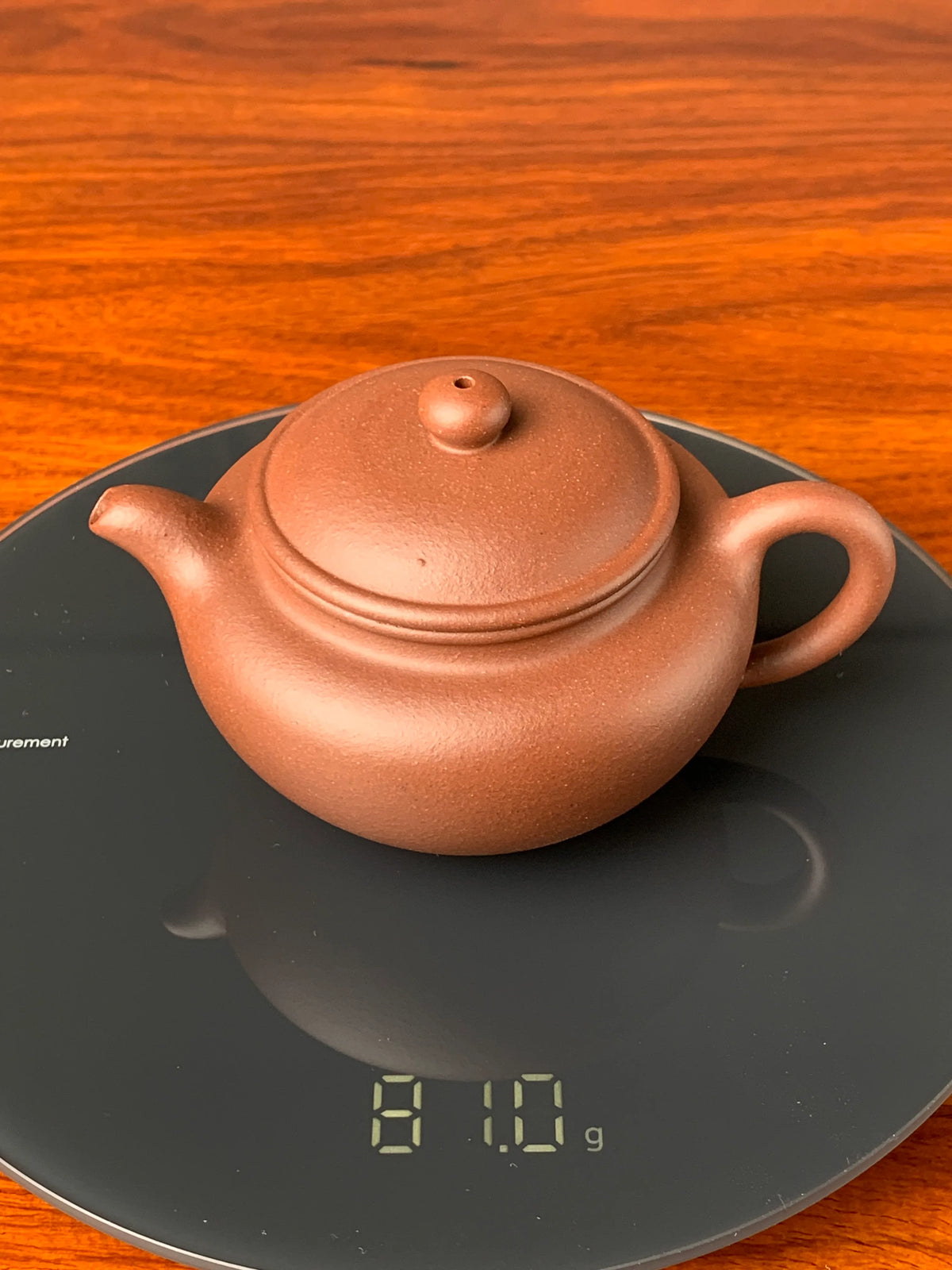 the weight of the yixing teapot is 81g