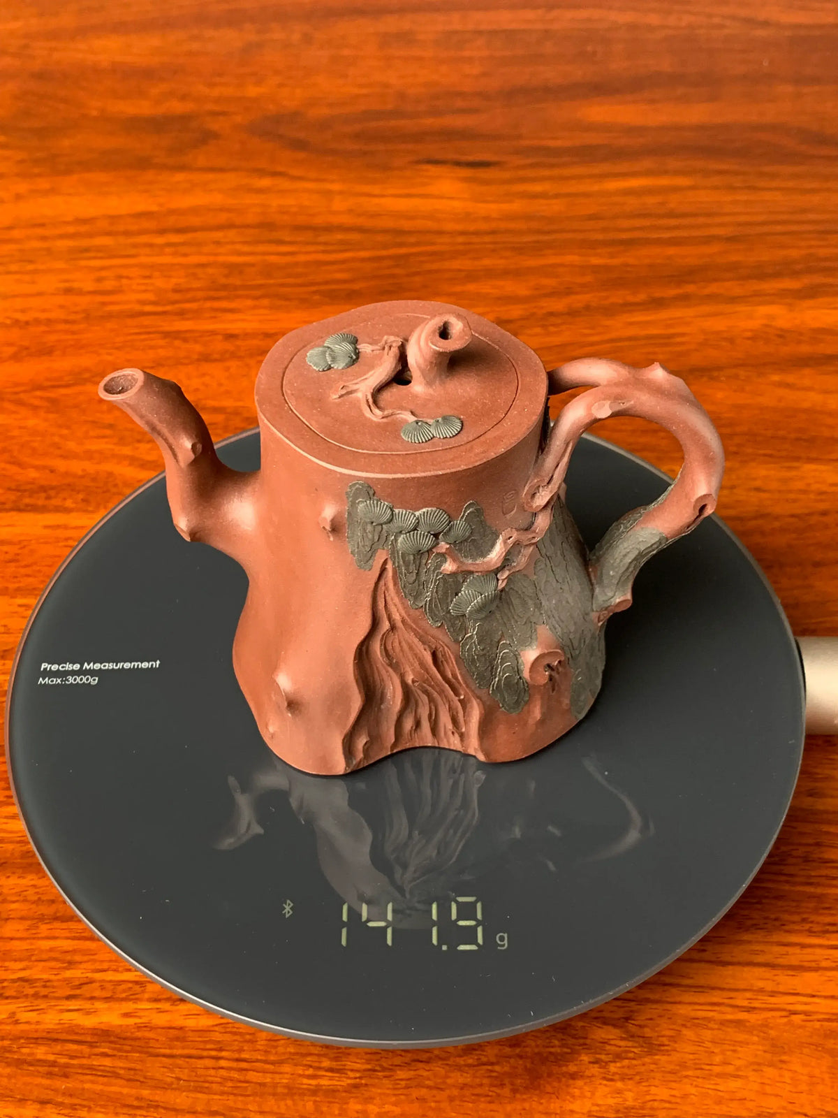 the weight of the yixing teapot is 141.9g