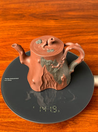 the weight of the yixing teapot is 141.9g
