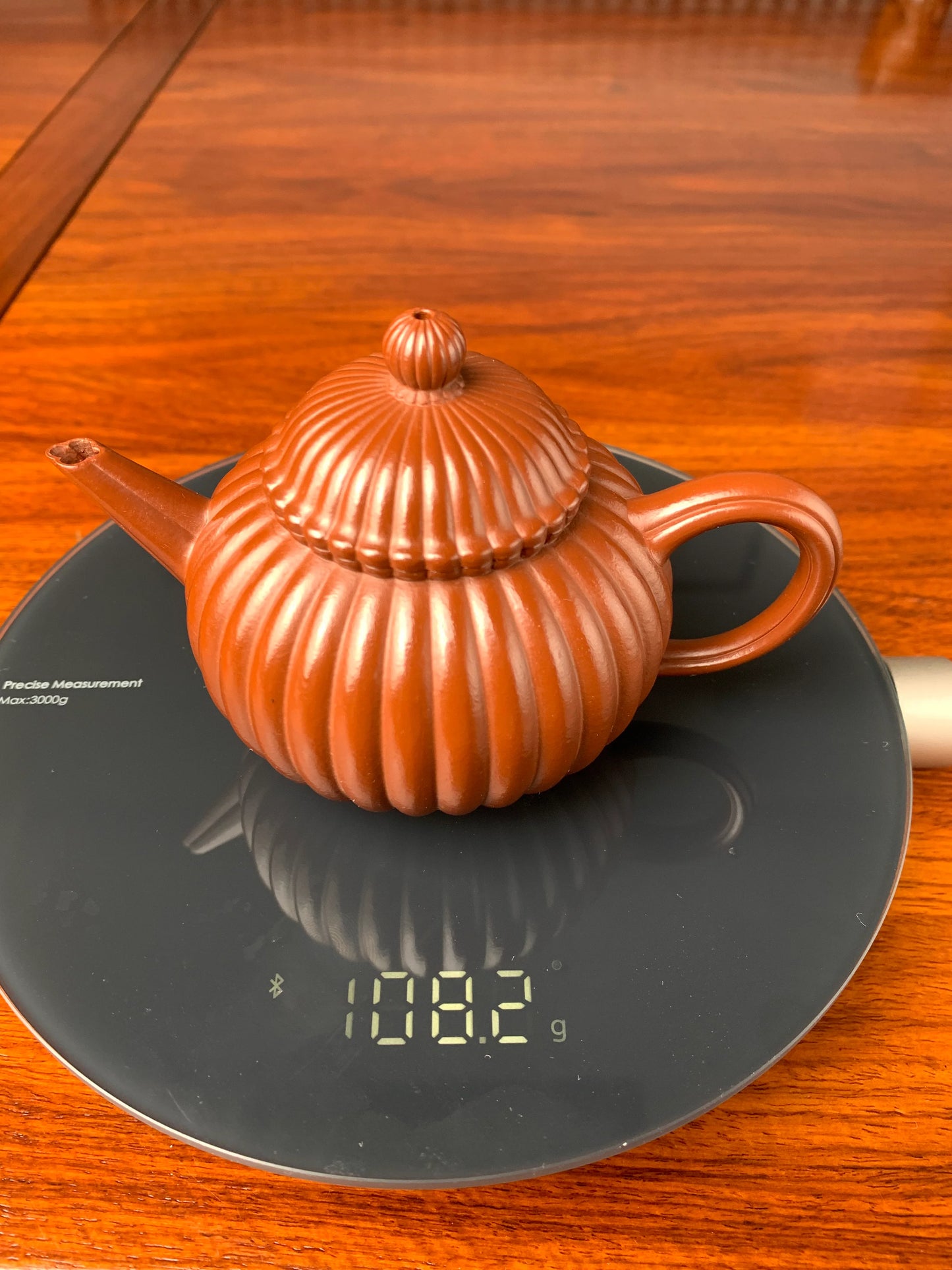 the weight of the shui ping yixing teapot is 108g