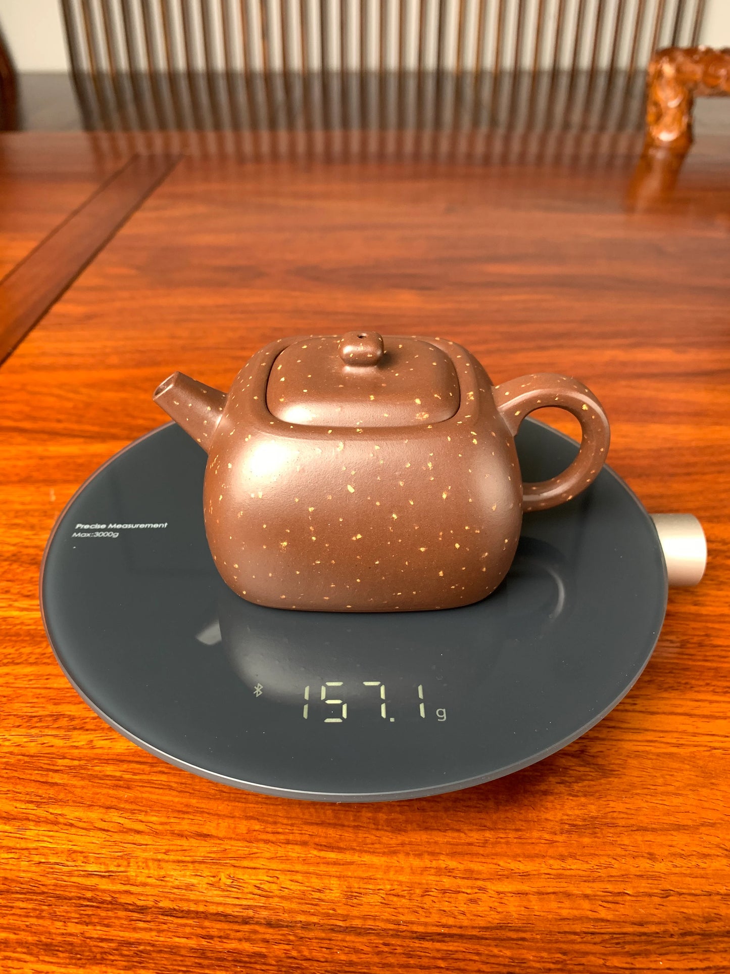 the weight of the zisha teapot is 157g