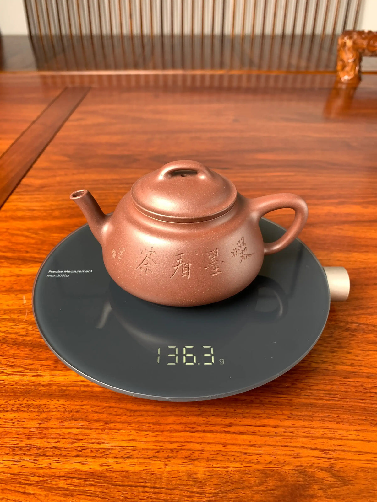 The weight of this collectible teapot is 136.3g
