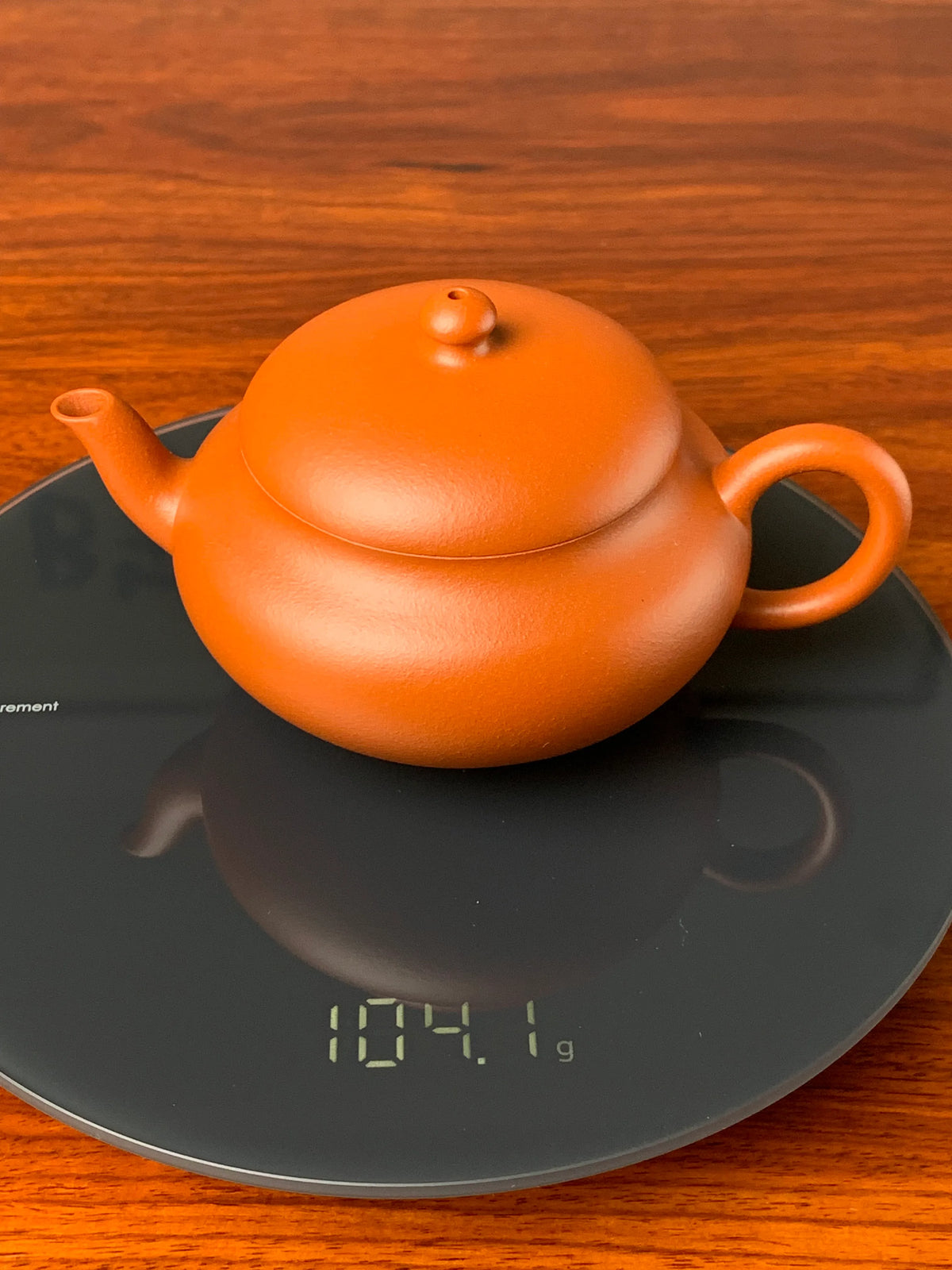 the weight of the handmade yixing teapot is 104g