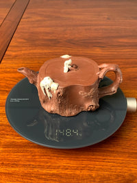 the weight of the collectible teapot is 148.4g