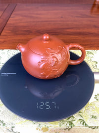 the weight of the teapot is 125g