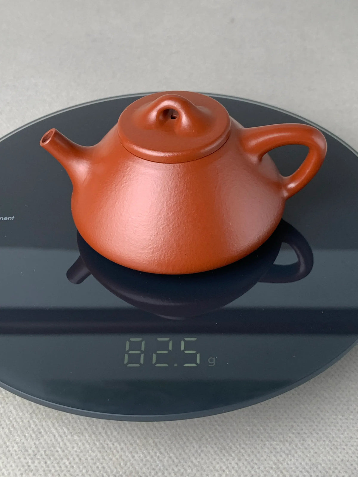 the weight of the teapot zisha shi piao is 82.5g