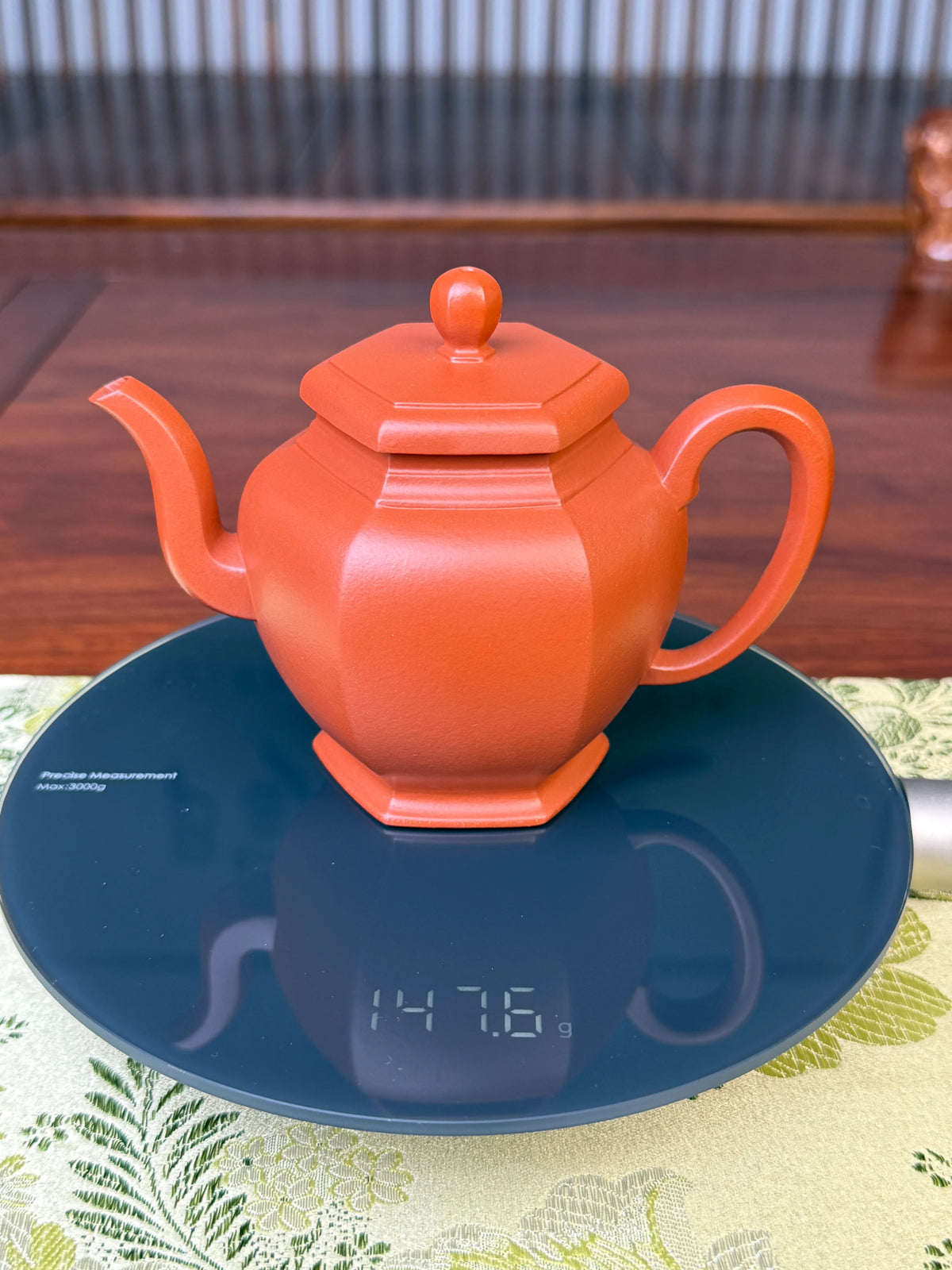 the weight of the teapot is 147g