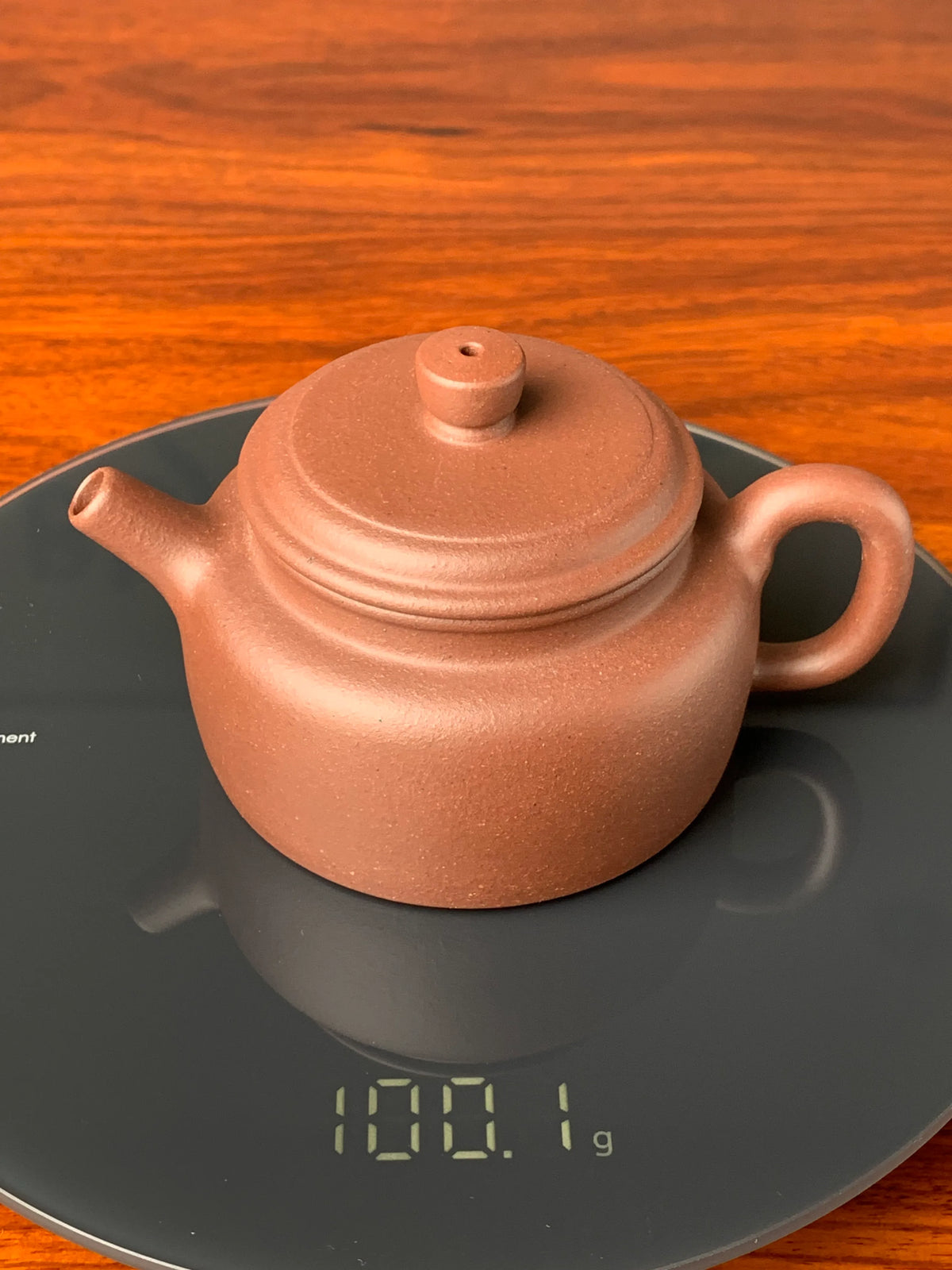 the weight of the yixing zisha clay teapot is 100g