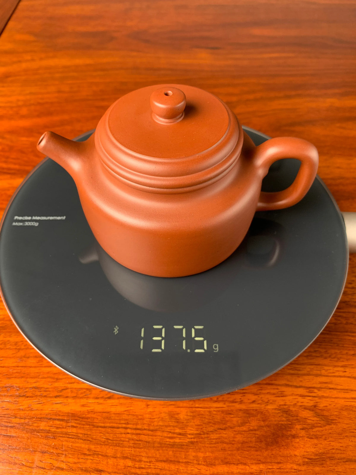 the weight of the collectible teapot de zhong is 137.5g