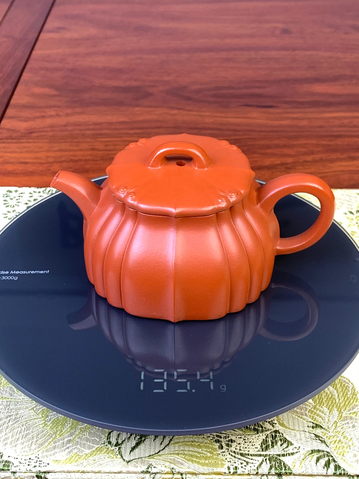 the weight of the teapot is 135g