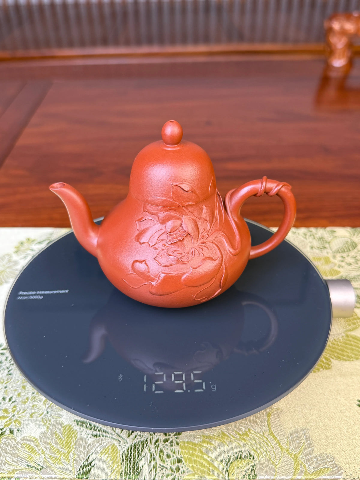 the weight of the handmade zisha teapot is 129g