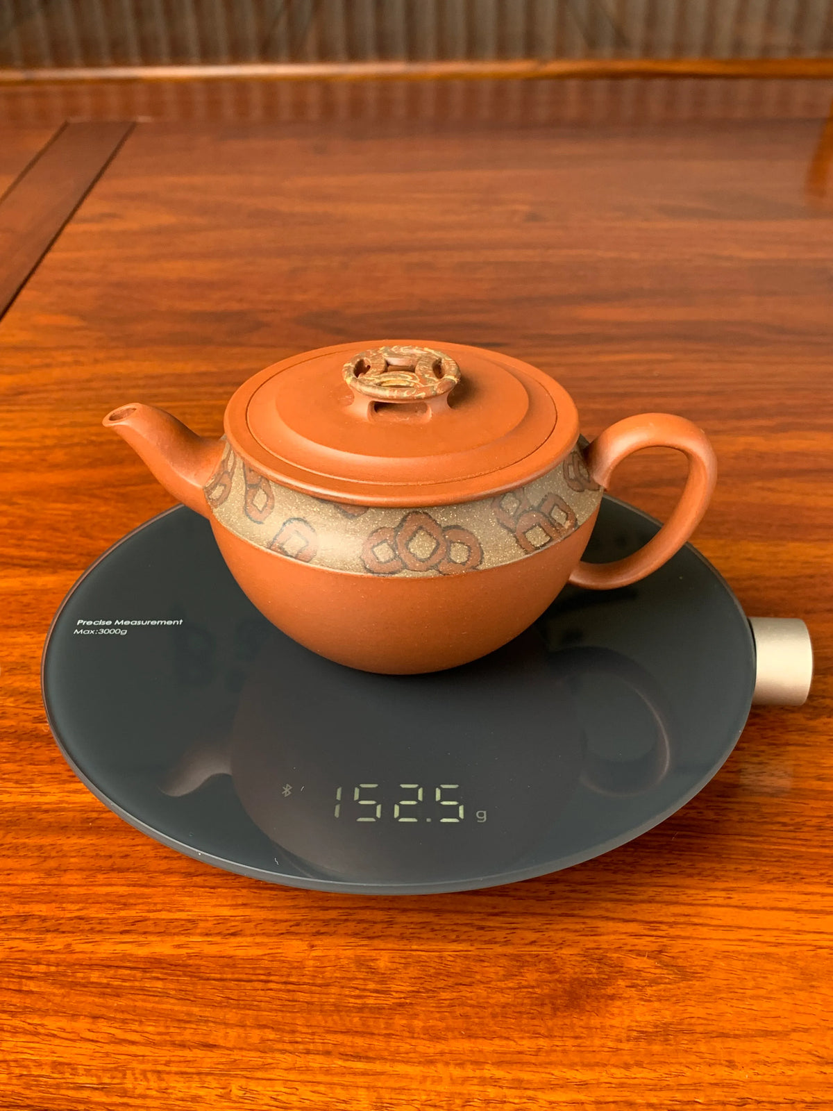 the weight of the yixing zisha clay teapot is 152g