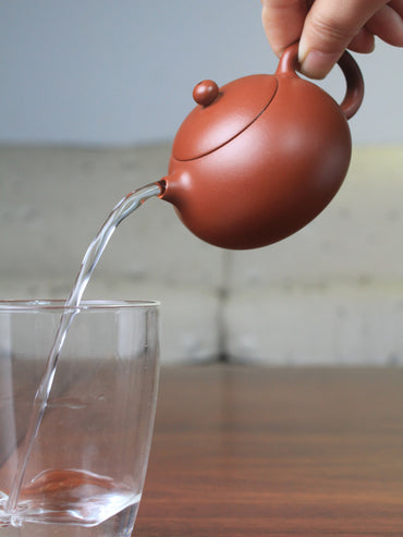 Pour of the xishi teapot 