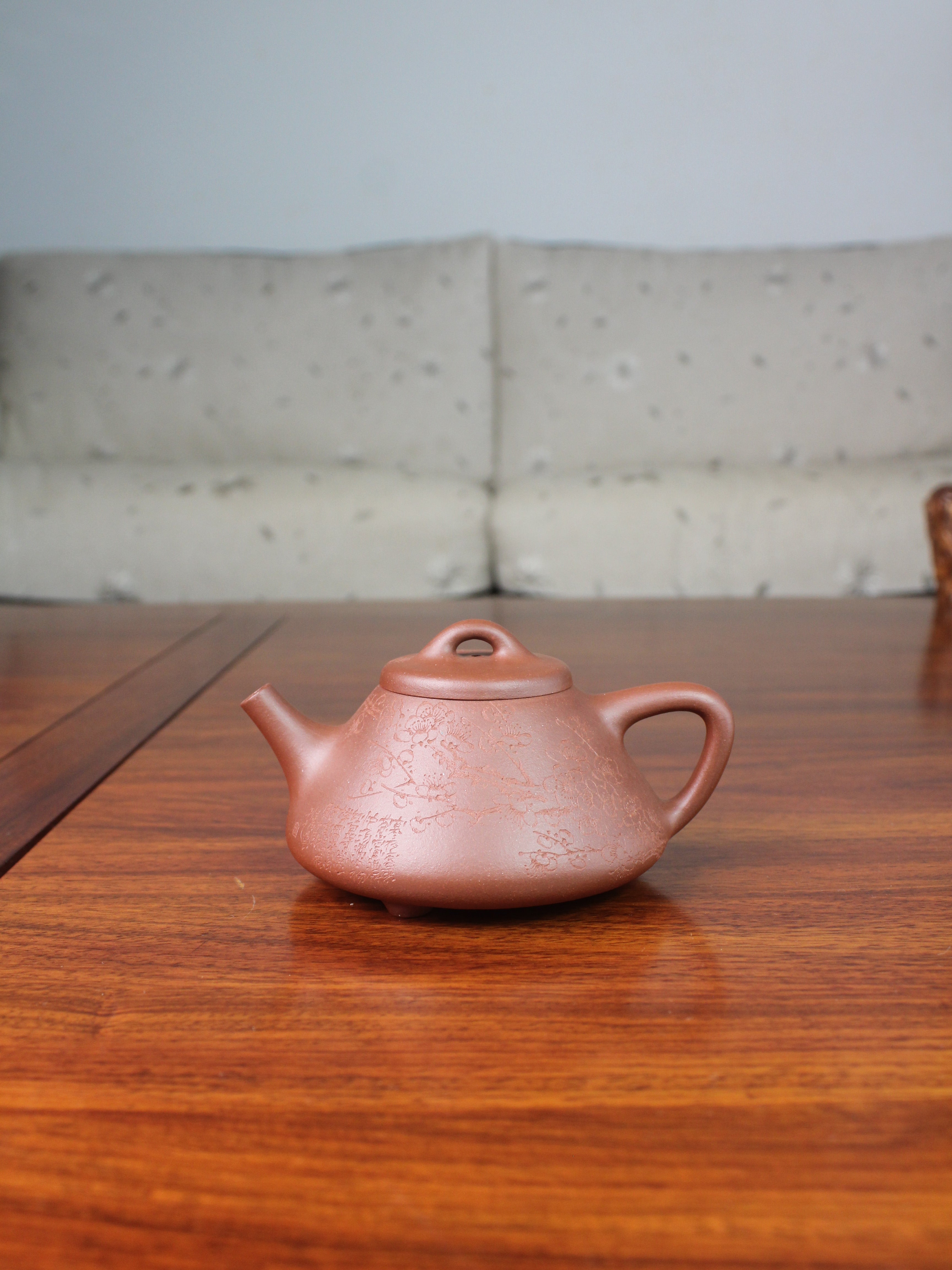 yi shing teapot shi piao on the table
