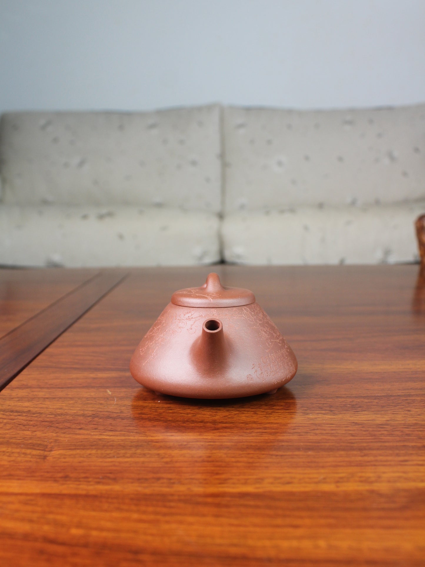 Side view of yi shing teapot, shi piao