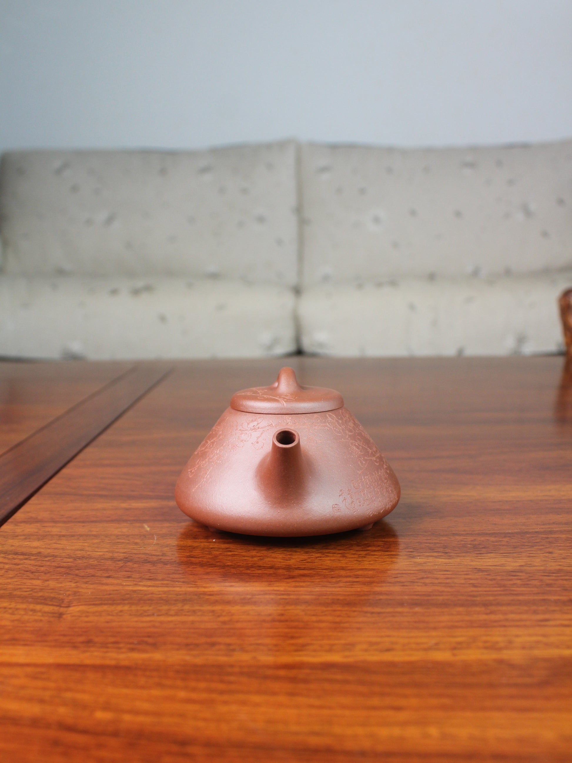 Side view of yi shing teapot, shi piao
