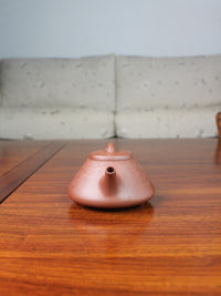Side view of yi shing teapot, shi piao