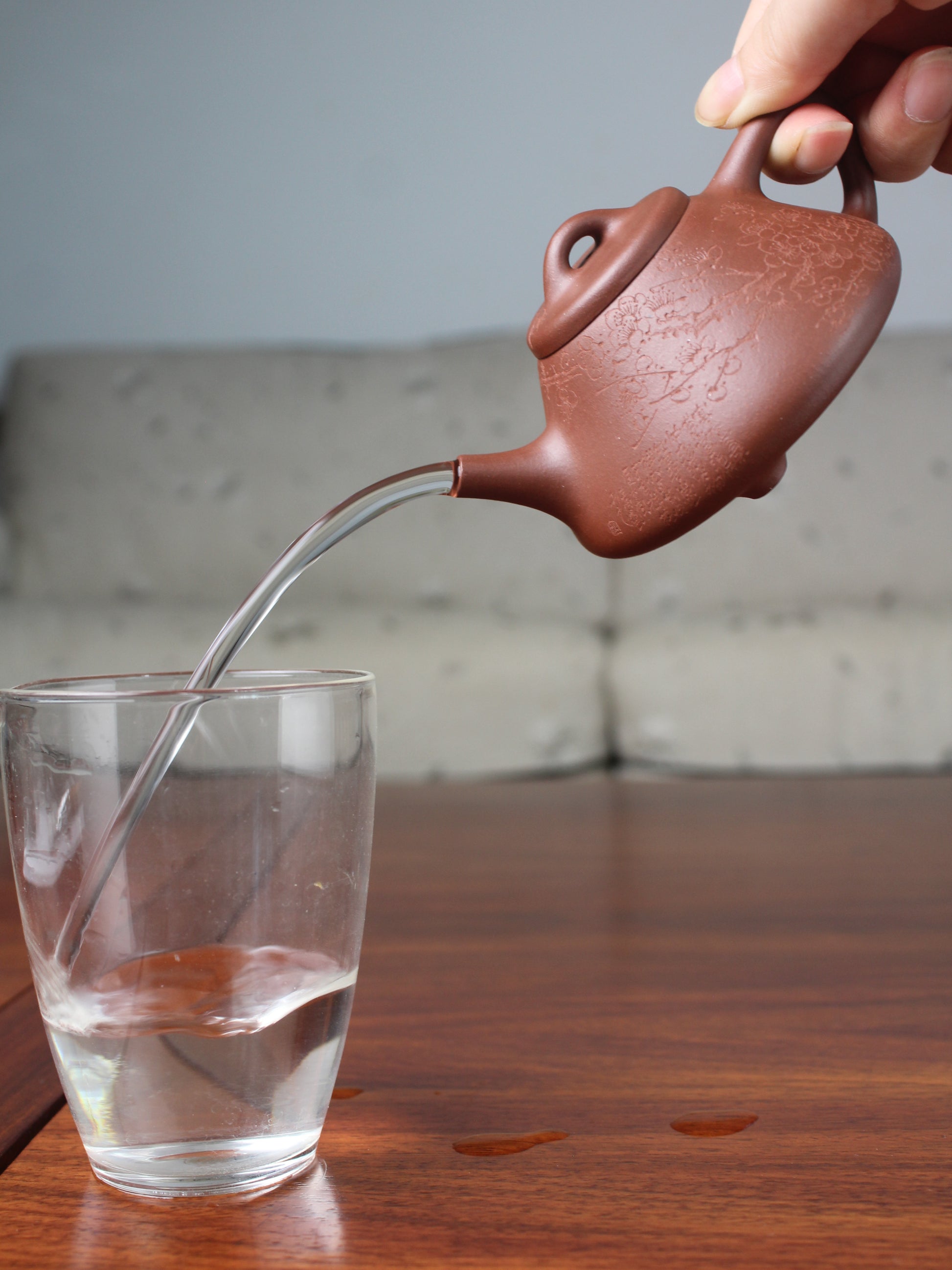 Pour of yi shing teapot shi piao