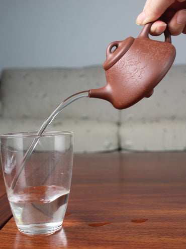 Pour of yi shing teapot shi piao