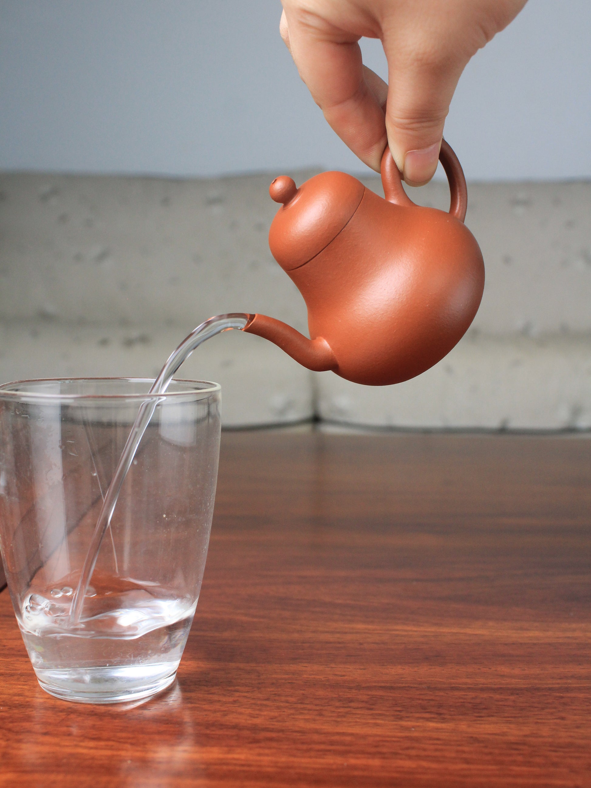 Perfect pour of the yi shing teapot si ting on the table