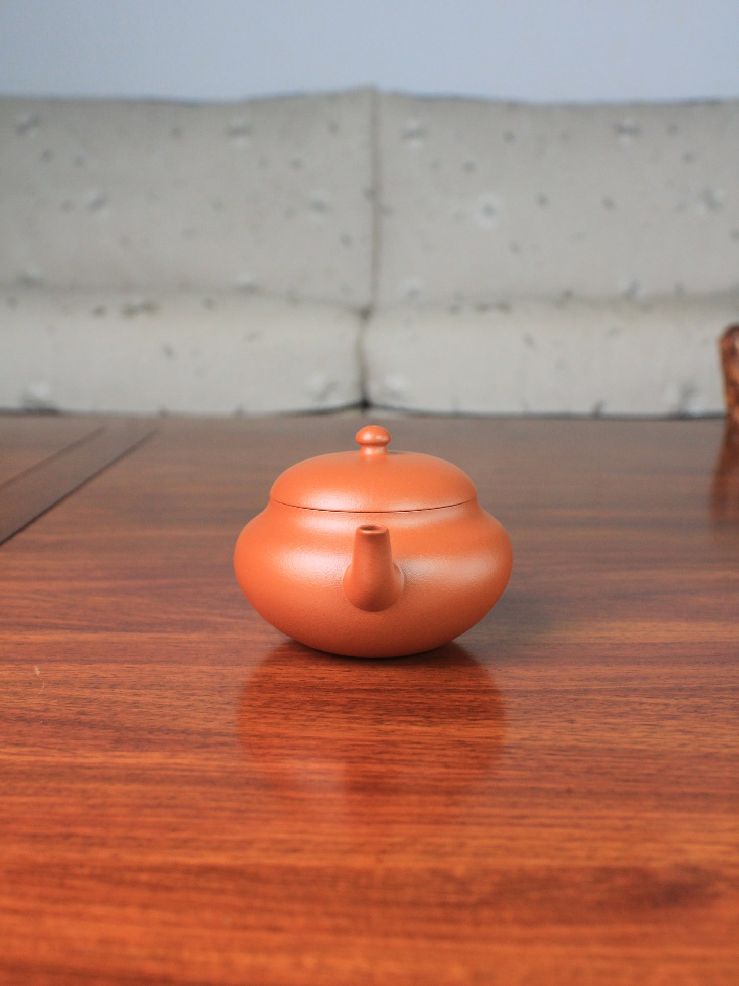 Side view of yi shing teapot on the table