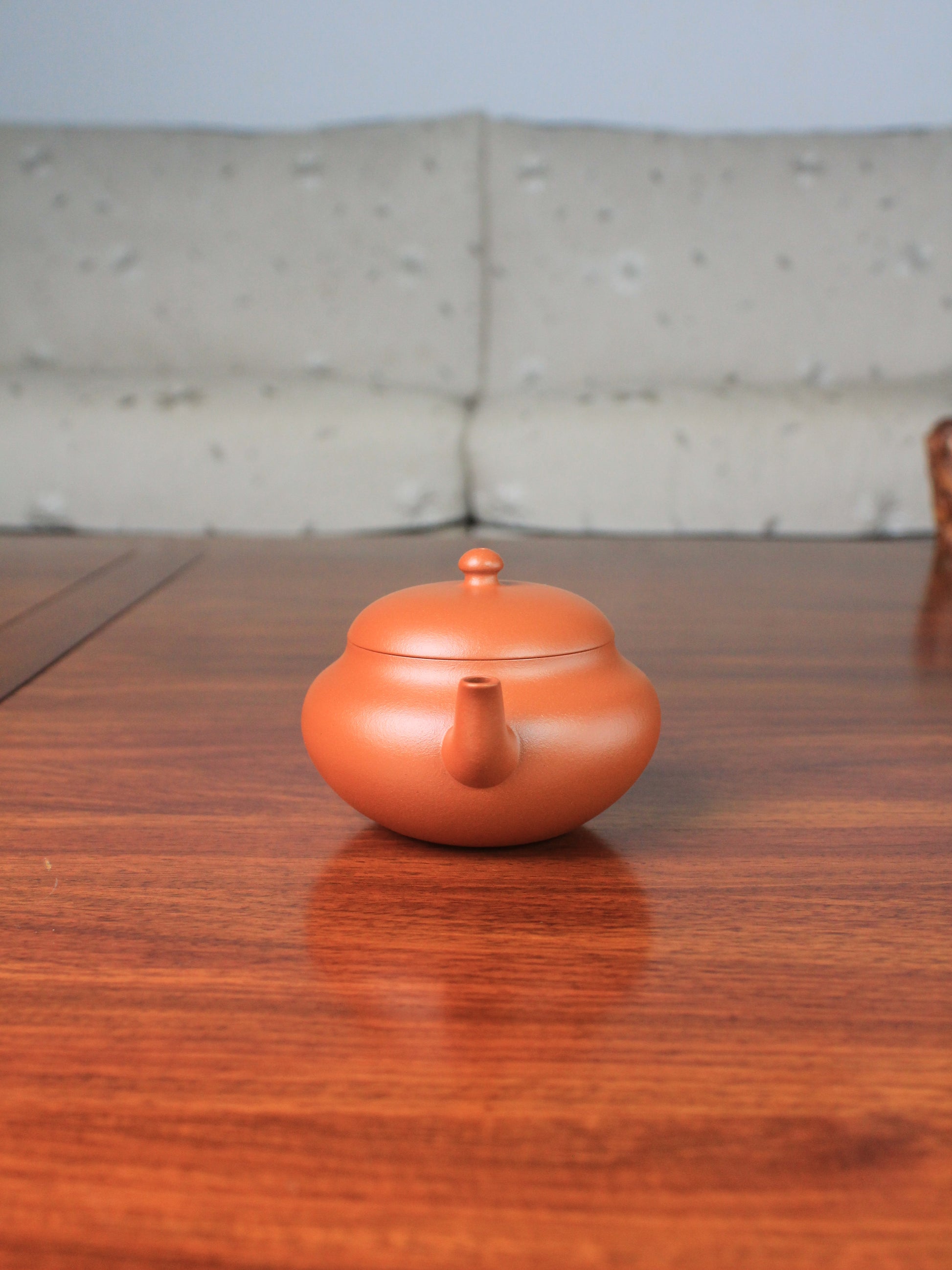 Side view of yi shing teapot on the table
