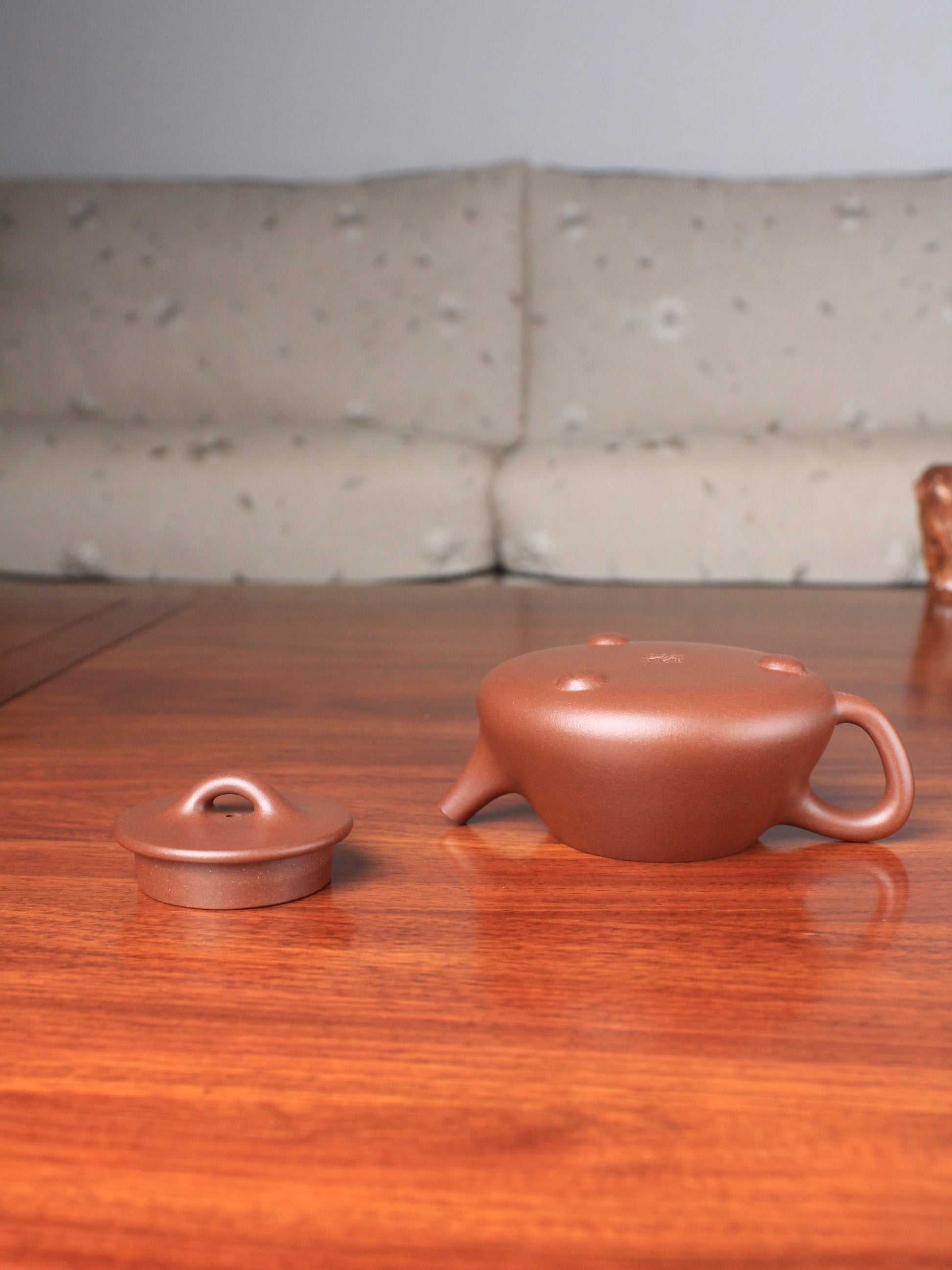 yi shing teapot shi piao handmade with yixing zisha on the table